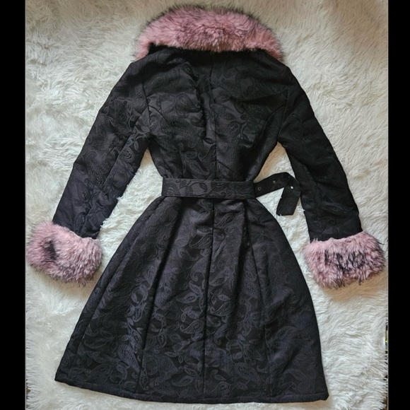 Sugar Thrillz Dolls Kill ‘REGAL PRESENCE’ Black Brocade Pink Fur Coat NWT L - Picture 2 of 7